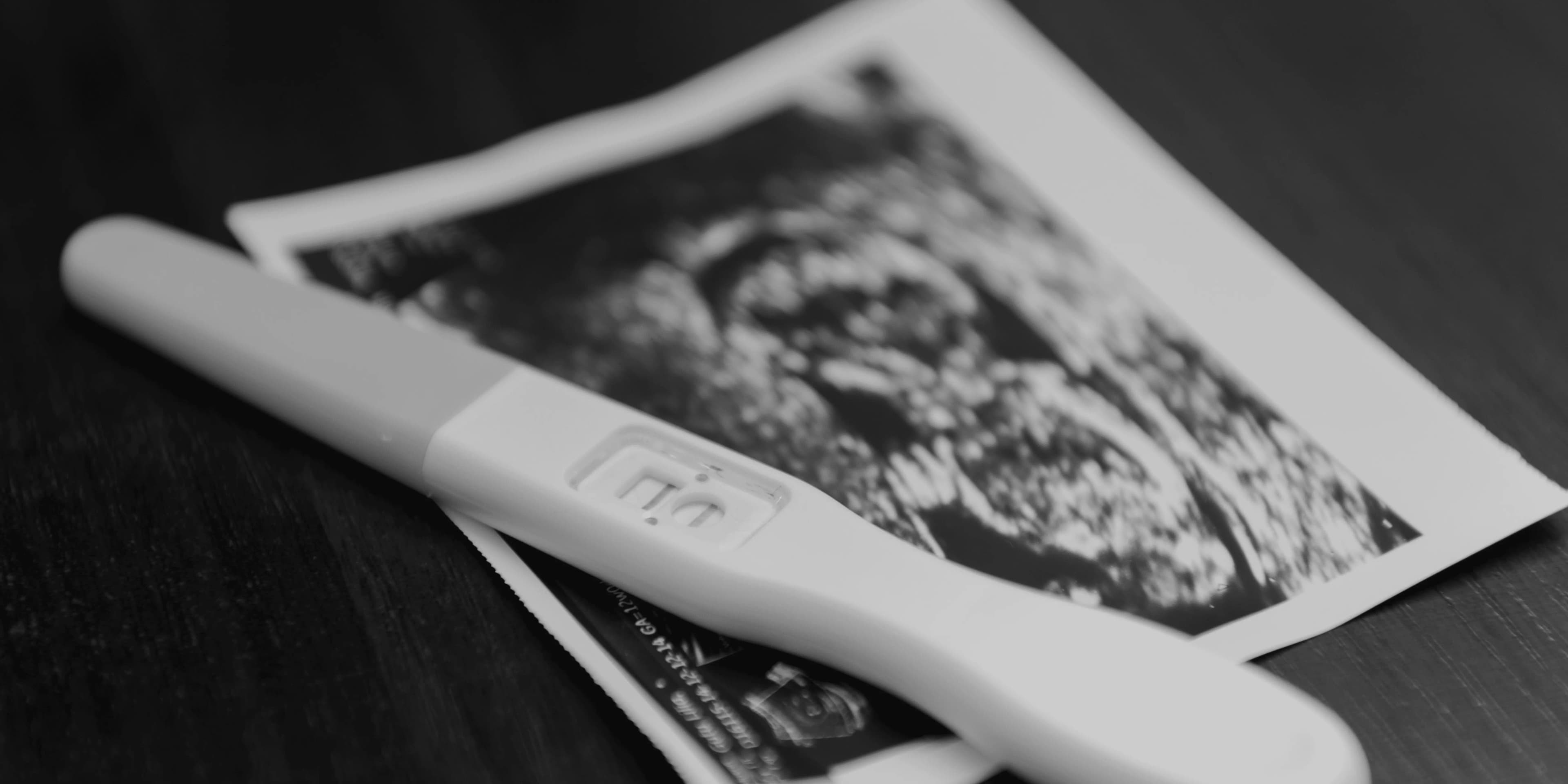 Mujer reflexionando sobre la preservación de la fertilidad y la maternidad